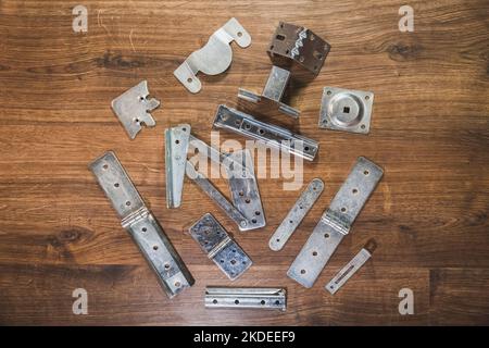 différents supports métalliques utilisés pour la production de meubles souples Banque D'Images