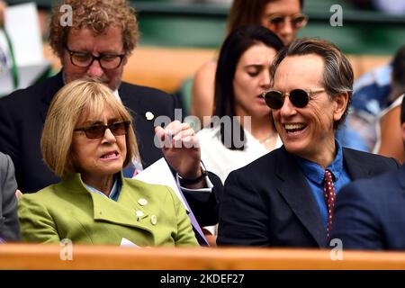 Photo du dossier datée du 09/07/19 de Richard E. Grant et de son épouse Joan Washington dans la boîte royale du court central le huitième jour des Championnats de Wimbledon au All England Lawn tennis and Croquet Club, Wimbledon. Richard E Grant a dit qu'ignorer le fait qu'un être cher est mort donne l'impression que la vie de cette personne n'a pas compté, comme il a décrit face à la perte de sa femme. L'acteur nommé aux Oscars a déclaré que le verrouillage du coronavirus lui avait donné le « don extraordinaire » de temps avec sa femme, qui est décédée en septembre 2021 après avoir été diagnostiquée avec un cancer terminal. Date de publication : dimanche novembre Banque D'Images