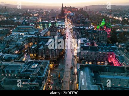 Vue aérienne au crépuscule du Royal Mile ou de High Street dans la vieille ville d'Édimbourg, Écosse, Royaume-Uni Banque D'Images