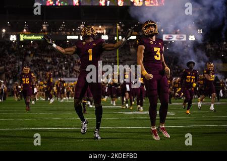 Arizona State course de retour X Valladay (1) et le kicker carter Brown (3) incendient la foule avant un match de football universitaire NCAA entre l'État d'Arizona Banque D'Images