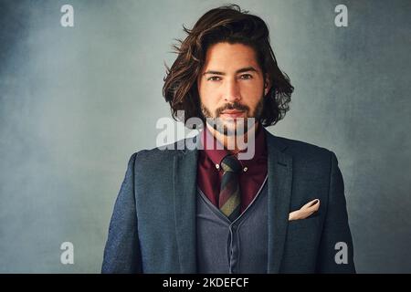 Cool, calme et recueilli. Portrait studio d'un jeune homme élégant et habillé. Banque D'Images