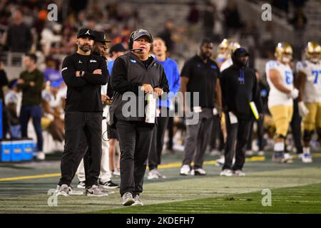 Chip Kelly, entraîneur-chef d'UCLA Bruins, regarde l'écran après avoir obtenu un toucher de balle au quatrième trimestre d'un match de football universitaire de la NCAA contre l'Ariz Banque D'Images