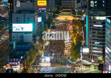 Les gens pleurent pour les victimes de l'écrasement de la foule d'Halloween, 5 novembre 2022 : les gens participent à une veillée aux chandelles organisée pour pleurer les victimes de l'écrasement de la foule d'Halloween à Séoul, Corée du Sud. Des milliers de personnes ont demandé la démission du président sud-coréen Yoon Suk-Yeol pour assumer sa responsabilité dans la catastrophe du district d'Itaewon où la foule d'Halloween a tué 156 personnes et en a blessé 197. Credit: Lee Jae-won/AFLO/Alay Live News Banque D'Images