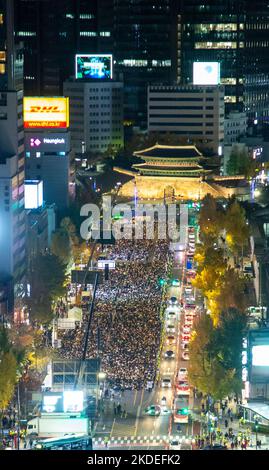 Les gens pleurent pour les victimes de l'écrasement de la foule d'Halloween, 5 novembre 2022 : les gens participent à une veillée aux chandelles organisée pour pleurer les victimes de l'écrasement de la foule d'Halloween à Séoul, Corée du Sud. Des milliers de personnes ont demandé la démission du président sud-coréen Yoon Suk-Yeol pour assumer sa responsabilité dans la catastrophe du district d'Itaewon où la foule d'Halloween a tué 156 personnes et en a blessé 197. Credit: Lee Jae-won/AFLO/Alay Live News Banque D'Images