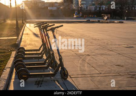 23.04.2022, Russie, Ekaterinbourg : les scooters électriques sont à l'aube dans la rue Banque D'Images