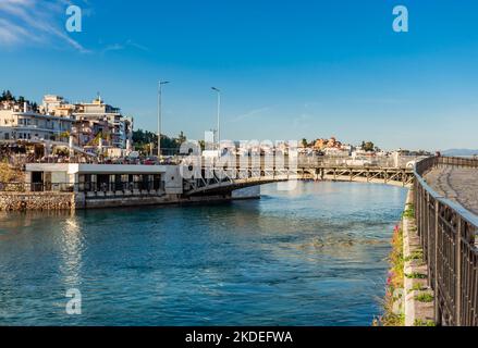 La ville de Chalcida au coucher du soleil.une des plus belles villes de Grèce. Banque D'Images