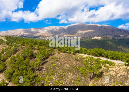 Vue aérienne spectaculaire sur le sommet de la montagne d'Attavyros. La plus haute montagne de l'île de Rhodes, Grèce. Banque D'Images