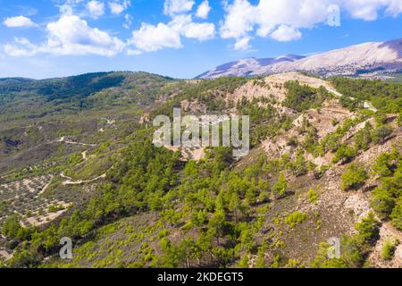 Vue aérienne spectaculaire sur le sommet de la montagne d'Attavyros. La plus haute montagne de l'île de Rhodes, Grèce. Banque D'Images