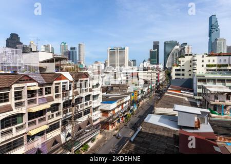 Vue sur la rue dans le quartier de Sathon, avec la tour du Roi Power Mahanakhon et l'hôpital Saint Louis à l'arrière-plan, Bangkok Banque D'Images
