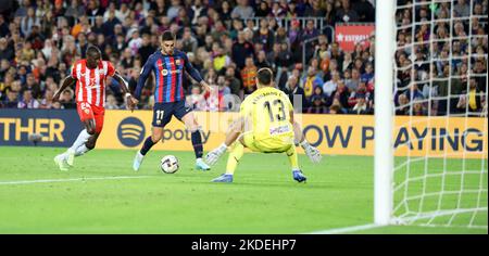 Sabadell, Barcelone, Espagne. 5th novembre 2022. Barcelone Espagne 05.11.2022 Ferran Torres (FC Barcelone), Houboulang Mendes (UD Almeria) et Fernando Martinez (UD Almeria) se battent pour le ballon pendant la Liga Santander entre le FC Barcelone et UD Almeria au Camp Nou le 05 novembre 2022 à Barcelone. (Image de crédit : © Xavi Urgeles/ZUMA Press Wire) Banque D'Images