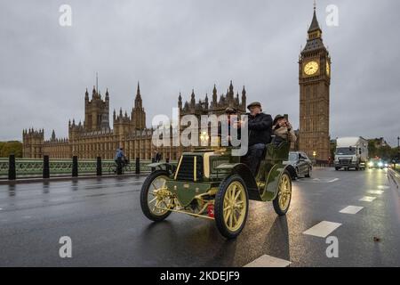 Londres, Royaume-Uni. 6 novembre 2022. Les participants en voitures d'époque traversent le pont de Westminster pendant la course de voitures de Londres à Brighton Veteran. Plus de 320 véhicules d'époque antérieurs à 1905 participent à l'anniversaire de 126th de l'historique course à l'émancipation, qui a célébré le décès des locomotives sur la route Act augmentant la limite de vitesse de 4mph à 14mph, se distrait de la nécessité pour les véhicules d'être précédés par un homme qui agite un drapeau rouge, mettant fin effectivement à des siècles de transport tiré par des chevaux et donnant aux automobilistes la liberté de la route. Credit: Stephen Chung / Alamy Live News Banque D'Images