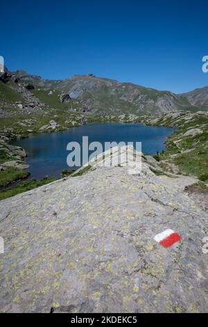 Petit lac alpin appelé 'Lago Superiore' niché dans les alpes de Cozie au pied de Monviso dans le Piémont en Italie. Banque D'Images