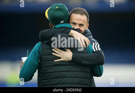 Liverpool, Angleterre, le 5th novembre 2022. James Maddison, de Leicester City, épouse Demarai Gray, d'Everton, lors du match de la Premier League à Goodison Park, Liverpool. Le crédit photo devrait se lire: Lexy Ilsley / Sportimage Banque D'Images