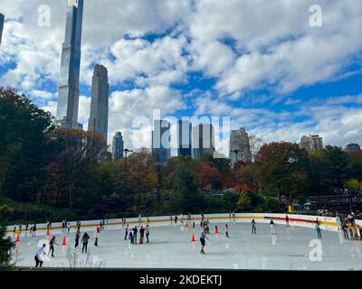 New York, NY, États-Unis. 5th novembre 2022. La patinoire de Central Park est très fréquentée lors d'une belle journée à New York. (Image de crédit : © Pacific Press via ZUMA Press Wire) Banque D'Images