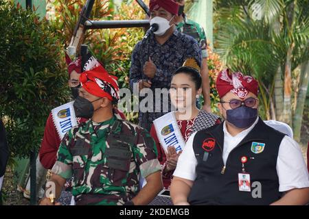 Le régent de Kediri Hanindhito Himawan Pramana (Mas Dhito) à l'ouverture de Parade Cikar à Kediri. Cikar est le transport traditionnel en Indonésie Banque D'Images