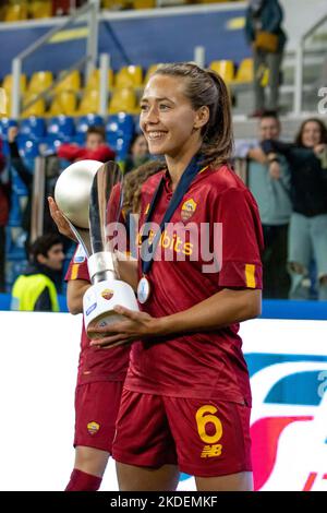 Parme, Italie. 05th novembre 2022. Roma Elin Landstrom coupe célébration pendant la finale - Juventus FC vs AS Roma, football italien femmes Supercoppa match à Parme, Italie, 05 novembre 2022 Credit: Independent photo Agency/Alay Live News Banque D'Images