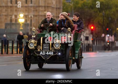 Londres, Royaume-Uni. 6 novembre 2022. Les participants en voitures d'époque traversent le pont de Westminster pendant la course de voitures de Londres à Brighton Veteran. Plus de 320 véhicules d'époque antérieurs à 1905 participent à l'anniversaire de 126th de l'historique course à l'émancipation, qui a célébré le décès des locomotives sur la route Act augmentant la limite de vitesse de 4mph à 14mph, se distrait de la nécessité pour les véhicules d'être précédés par un homme qui agite un drapeau rouge, mettant fin effectivement à des siècles de transport tiré par des chevaux et donnant aux automobilistes la liberté de la route. Credit: Stephen Chung / Alamy Live News Banque D'Images