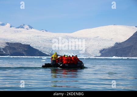 Zodiaque en croisière dans la baie de glace, en Alaska Banque D'Images