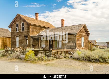 Maison abandonnée dans la ville fantôme de l'exploitation minière de l'or de Bodie, parc historique de l'État en Californie, États-Unis Banque D'Images