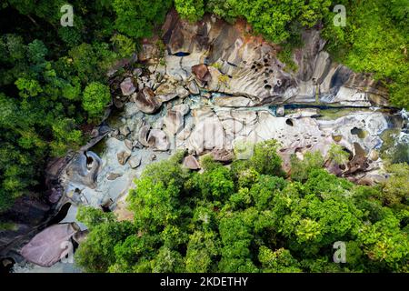 Incroyable gorge Boulders dans le nord tropical du Queensland. Banque D'Images