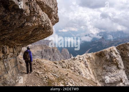 Randonnée aventureuse jusqu'au mont Lagazuoi dans les Alpes Dolomites, vue sur le col de Valparola, pronvince autonome du Tyrol du Sud en Italie Banque D'Images