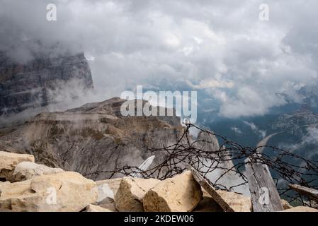 Anciennes tranchées et fils barbelés à la fortification du mont Lagazuoi, construite pendant la première Guerre mondiale, province autonome du Tyrol du Sud Banque D'Images