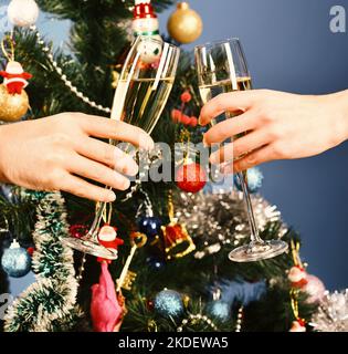 Concept de Noël et de santé. Homme et femme avec boissons Banque D'Images