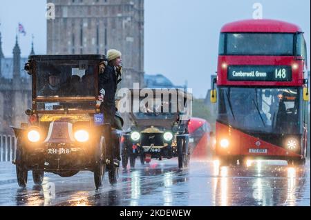 Londres, Royaume-Uni. 6th novembre 2022. 1904 Renault traversant le pont de westminster sous une forte pluie - RM Sotheby's London to Brighton Veteran car Run - 350 voitures anciennes, avec de nombreux pilotes en costume d'époque, font le trajet de 60 km jusqu'à la côte du Sussex. Les véhicules sont principalement à essence, mais quelques-uns sont alimentés par la vapeur plus plusieurs véhicules électriques très tôt - tous construits avant 1905 crédit: Guy Bell/Alay Live News Banque D'Images