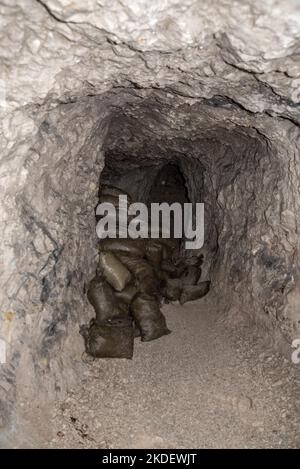 Un tunnel dans le Mont Lagazuoi, faisant partie d'un système de défense de la première Guerre mondiale dans les Alpes Dolomites, Pronvince autonome du Tyrol du Sud Banque D'Images