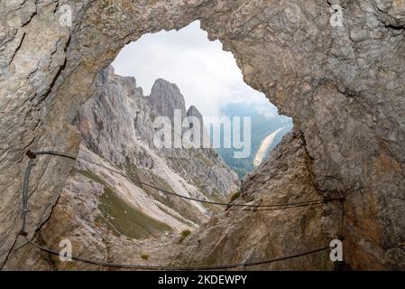 Vue d'une faille des tunnels du Mont Lagazuoi, construits pendant la première Guerre mondiale, les Alpes Dolomites dans le Tyrol du Sud Banque D'Images