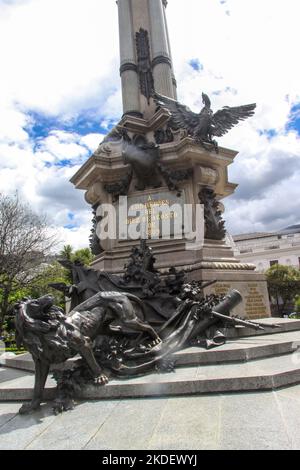 Mémorial aux héros du 10 août 1809 qui a commencé le processus d'indépendance équatorienne de l'Espagne. Plaza Grande, Quito Equateur. Banque D'Images