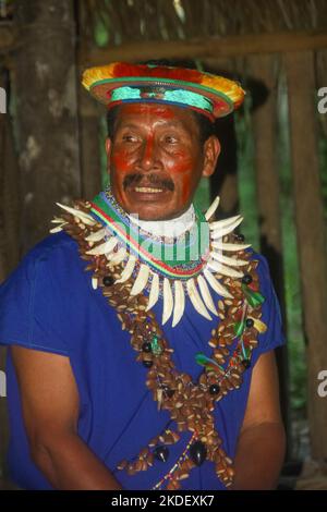 Siona shaman en robe traditionnelle dans un village indigène de la réserve naturelle de Cuyabeno. Banque D'Images