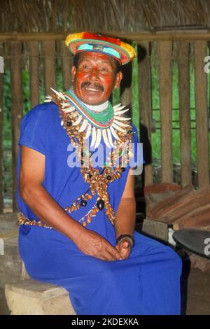 Siona shaman en robe traditionnelle dans un village indigène de la réserve naturelle de Cuyabeno. Banque D'Images