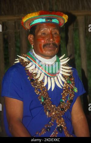 Siona shaman en robe traditionnelle dans un village indigène de la réserve naturelle de Cuyabeno. Banque D'Images