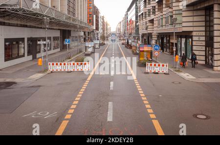 Berlin, Allemagne. 06th novembre 2022. Les piétons marchent le long de la rue Friedrichstrasse qui est fermée à la circulation. Du point de vue du sénateur de mobilité Jarasch, les plans pour une zone piétonne dans la Friedrichstrasse à Berlin sont toujours justes. Credit: Paul Zinken/dpa/Alay Live News Banque D'Images