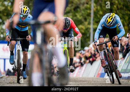 Antoine Jamin, Barnabas Vas et Wies belges Nuyens photographiés en action lors de la course junior des hommes aux Championnats d'Europe de cyclisme cyclocross, dimanche 06 novembre 2022, à Namur, Belgique. BELGA PHOTO JASPER JACOBS Banque D'Images