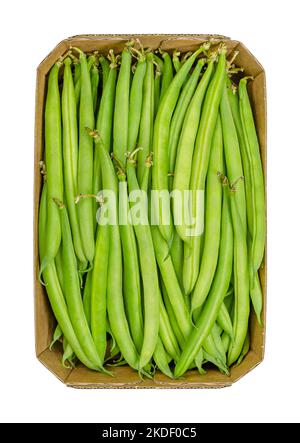 Haricots verts frais dans un punnet en carton. Jeunes fruits non mûrs d'un cultivar du haricot commun ou aussi du haricot français, Phaseolus vulgaris. Banque D'Images