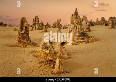 Superbes Pinnacles dans le parc national de Nambung. Banque D'Images