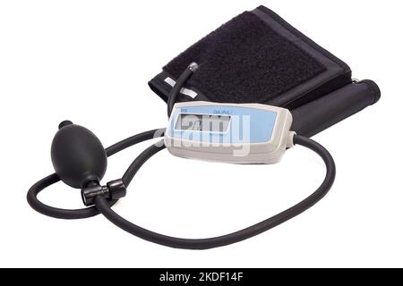 Tonomètre numérique semi-automatique pour mesurer et contrôler la pression artérielle, la fréquence de pouls sur fond blanc Banque D'Images