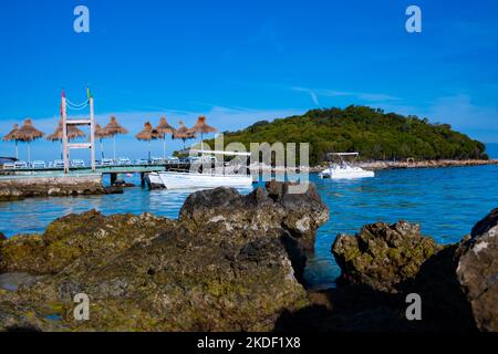 Baie dans le Ksamil avec des navires et des îles. Mer Ionienne en Albanie Banque D'Images