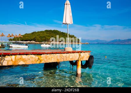 Baie dans le Ksamil avec des navires et des îles. Mer Ionienne en Albanie Banque D'Images