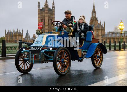 Londres, Royaume-Uni. 6th novembre 2022. Des voitures anciennes traversent le pont de Westminster en route vers Brighton lors de la course annuelle. Il célèbre le 120th anniversaire de la course de Gordon Bennett en 1902. Crédit : Karl Black/Alay Live News Banque D'Images