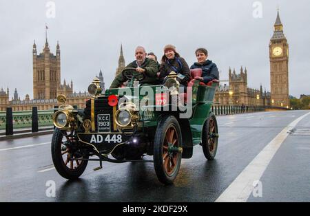 Londres, Royaume-Uni. 6th novembre 2022. Des voitures anciennes traversent le pont de Westminster en route vers Brighton lors de la course annuelle. Il célèbre le 120th anniversaire de la course de Gordon Bennett en 1902. Crédit : Karl Black/Alay Live News Banque D'Images