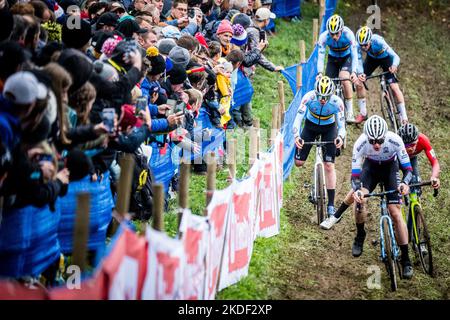 Belge Antoine Jamin photographié en action lors de la course junior des hommes aux Championnats d'Europe de cyclisme cycliste, dimanche 06 novembre 2022, à Namur, Belgique. BELGA PHOTO JASPER JACOBS Banque D'Images