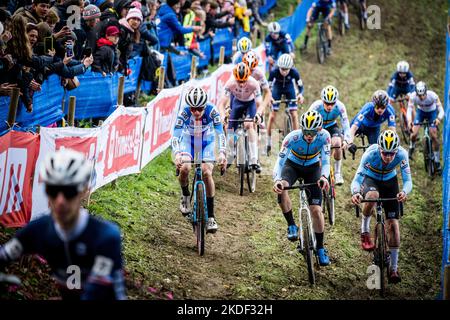 Belge Antoine Jamin et Belge Wies Nuyens photographiés en action lors de la course junior des hommes au Championnat européen de cyclisme cycliste, dimanche 06 novembre 2022, à Namur, Belgique. BELGA PHOTO JASPER JACOBS Banque D'Images