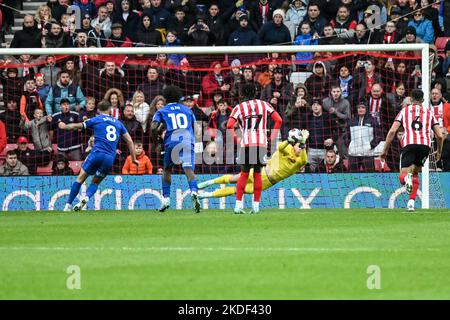 Le gardien de but de Sunderland AFC sauve la pénalité de Joe Ralls (numéro 8) dans le match de championnat de pari de ciel contre Cardiff City. Banque D'Images