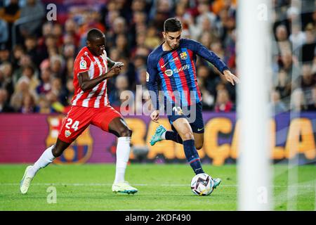 Ferran Torres du FC Barcelone et Mendes de UD Almeria en action pendant le match FC Barcelone / UD Almeria de la Liga au stade Spotify Camp Nou à Barcelone, Espagne, sur 05 novembre 2022. - Photo: Xavi Bonilla/DPPI/LiveMedia Banque D'Images