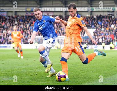 Borna Barisic des Rangers (à droite) tente de franchir le ballon sous la pression de James Brown de St Johnstone lors du match cinch Premiership au McDiarmid Park, à Perth. Date de la photo: Dimanche 6 novembre 2022. Banque D'Images