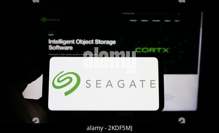 Personne tenant un téléphone portable avec le logo de la société américaine de stockage de données Seagate Technology LLC sur l'écran devant la page Web. Mise au point sur l'affichage du téléphone. Banque D'Images