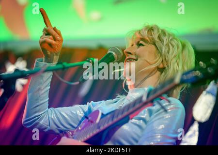 Édimbourg, Écosse. Samedi 5 novembre 2022. Hailey Beavis, artiste-compositeur-interprète, est sur scène à Edinburgh Summerhall pour célébrer le lancement de son premier album "Je vais vous mettre là où les diapositives de trombone" sur OK Pal Records. Elle a joué avec son groupe le Bby Bbys qui sont Mario Cruzado (basse), Robyn Dawson (violon), Ben Seal (clefs) et Owen Curtis Williams (batterie). Banque D'Images